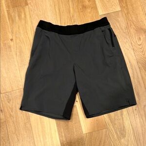 The North Face Men's Athletic Shorts - Black‎ and Gray medium